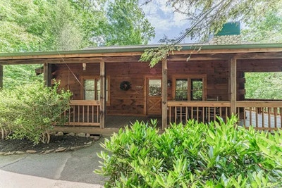 Centrally located between Pigeon Forge and Gatlinb Main Photo