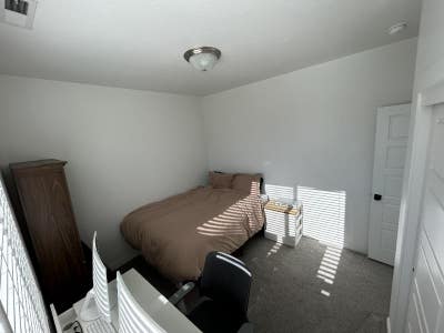 Private Townhome Room_QuietCleanGreat Location_$m Main Photo