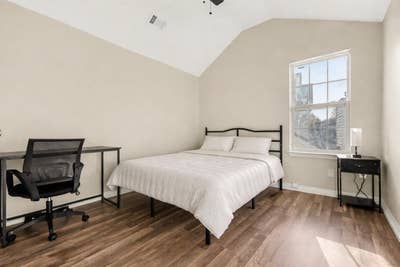 Charming private Room with shared bathroom and co Main Photo