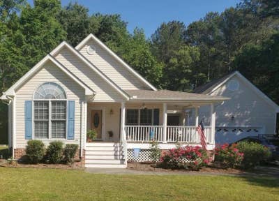 Lovely room w use if the house and yard.  Open flo Main Photo
