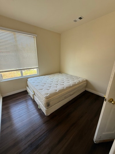 Beautiful room with shared bathroom for rent Main Photo