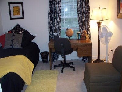 Single room for rent inside single family home. Main Photo