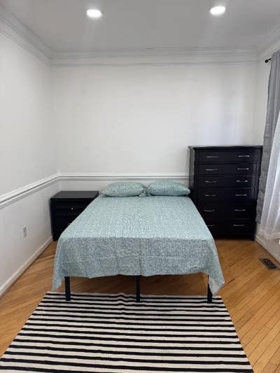 Room for Rent_Shared Bathroom_Prime Location! Main Photo