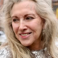 Professional Female seeks a large room Main Photo