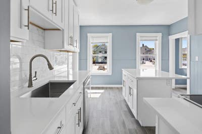 Room available in a renovatedmodernsunnyspaciousl Main Photo