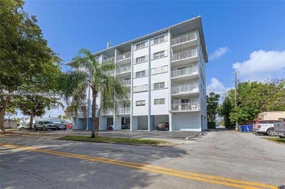 Modern 1 Bed Condo in Hollywood | 1.5 Bath | $1700 Main Photo