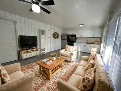 StylishFully Renovated _Bedroom Apartment in North Main Photo