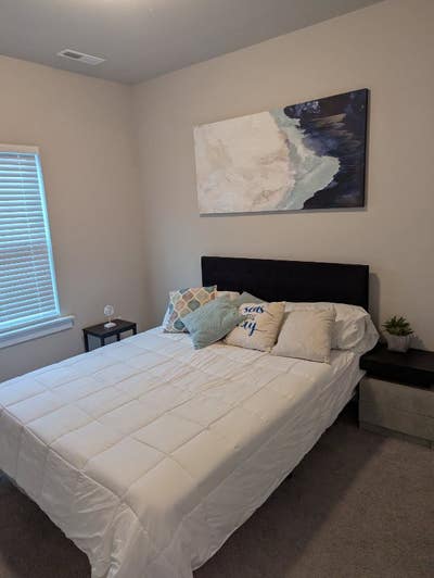 Private BR with private bathroom available in a c Main Photo