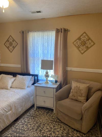 Clean & Available room rentals Main Photo