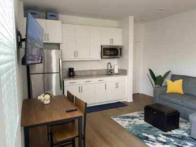 Unfurnished or furnished 1b+1Ba+Kitchen In_law Uni Main Photo