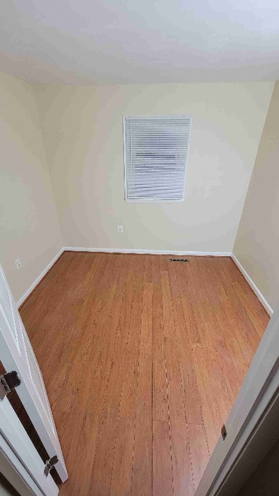 Room in a great location Main Photo