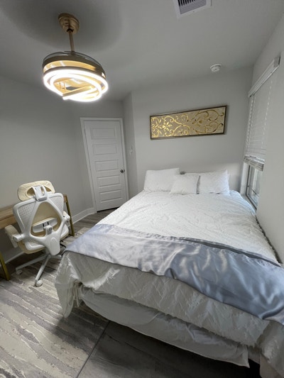 1 Elegant Room 4 Rent in LXRY Home 8 Minutes from  Main Photo