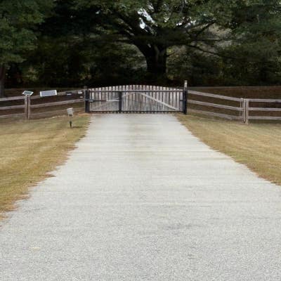 Fully furnished Country Charm Two Minutes from the Main Photo