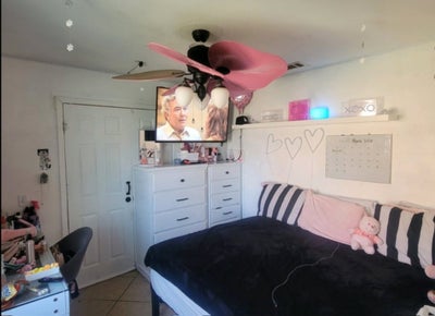 Peaceful, private bedroom Main Photo