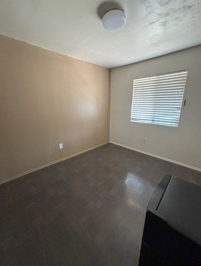 2 ivate rooms available in a shared house located  Main Photo