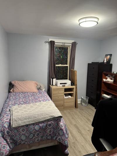 Bedroom in a Cozy Georgian house with 3 dogs 1 cat Main Photo