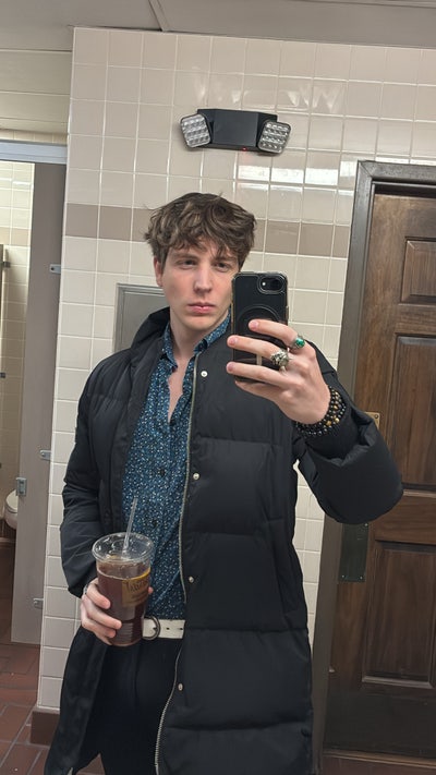 Looking for Apartment/Roommate Main Photo