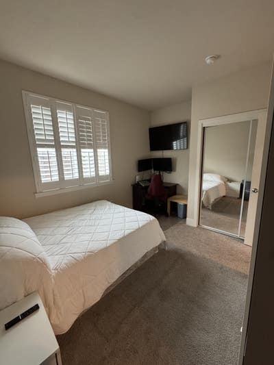 Calm Home with Creative Energy (Utilities Included Main Photo