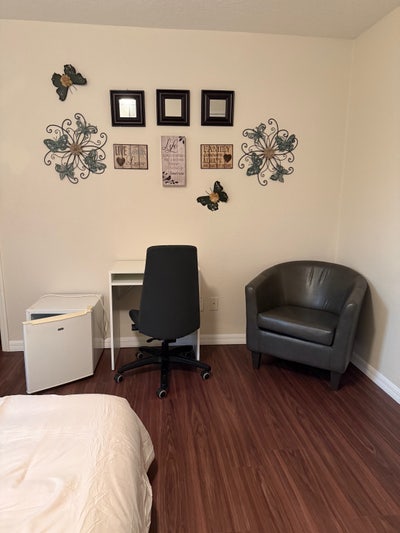 Furnished Room w/Private Bathroom Close to airport Main Photo