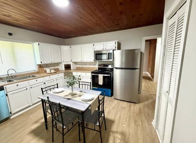  Join a community of professionals at a newly reno Main Photo