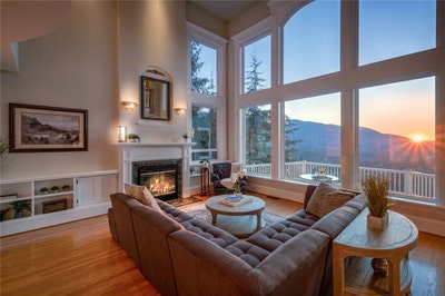 Room in shared custom North Bend home with view Main Photo