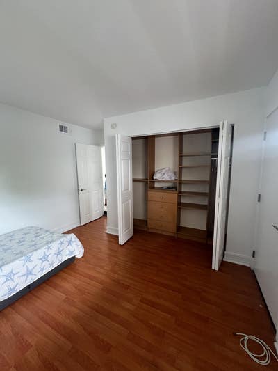 Room for rent in a great location/ habitación rent Main Photo