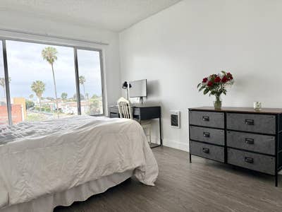 Bright Private Bedroom — Gym, Jacuzzi, Pool Main Photo