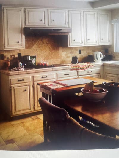 Upstairs room for rent Main Photo