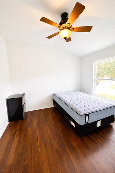 Condo room Main Photo