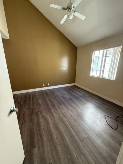 Looking for female roommate Main Photo