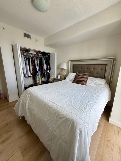 Apartment with great view in downtown/edgewater Main Photo