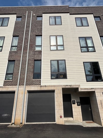 Room with bath Available 06/14 Main Photo