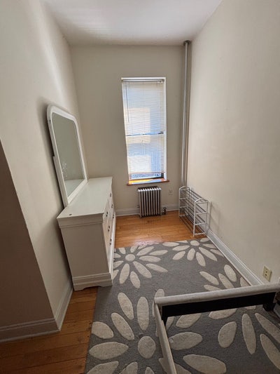 Small room in Sunset Park Main Photo