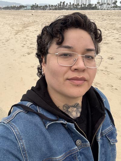 Woman looking for a room in San Fernando Valley Main Photo