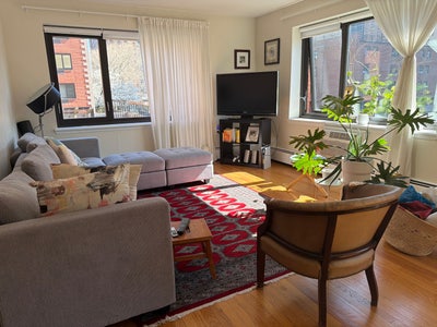 Private Room w/ Own Bath- Steps from Central Park Main Photo