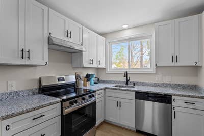 Lots of restaurants, grocery and shopping nearby t Main Photo