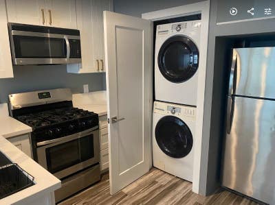 1BD in unit laundry w walk in closet utilities & i Main Photo