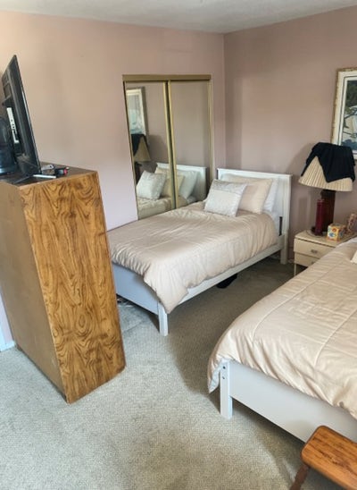 Roommate space in master with kitchen & pool use Main Photo