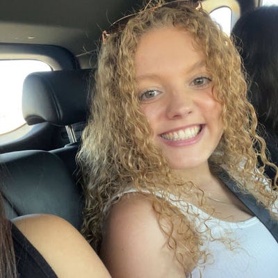 Female student looking for a room in Corona Main Photo