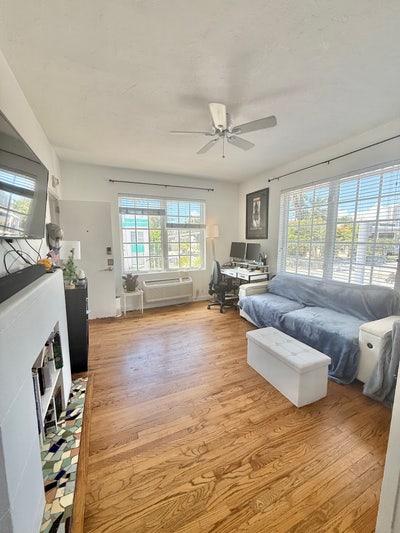 Room with own entrance for rent in south beach Main Photo