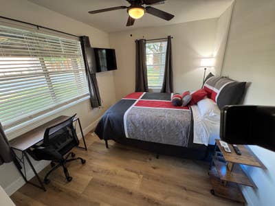 Newly Renovated | Clean & Comfy | Fast Wifi 1gb |  Main Photo