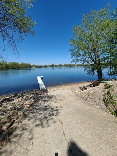 Beautifully renovated 1br right on the Lake Main Photo