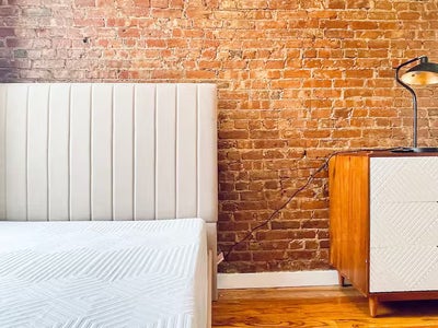 Modern Bedstuy Room with HDTV near Manhattan Main Photo