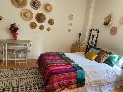 Luxury Master with en-suite and closet! Main Photo