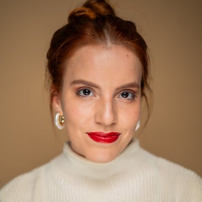 33 year old woman looking for a room in London Main Photo