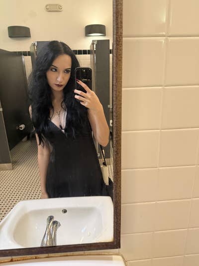 Professional Female seeks a small or large room Main Photo