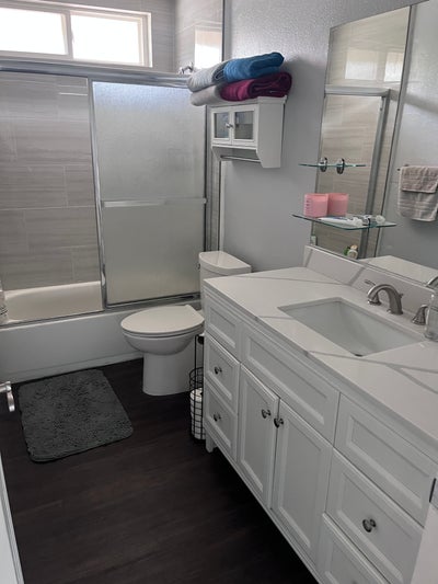 Large Room with Walk-in Closet in Upscale Home Main Photo