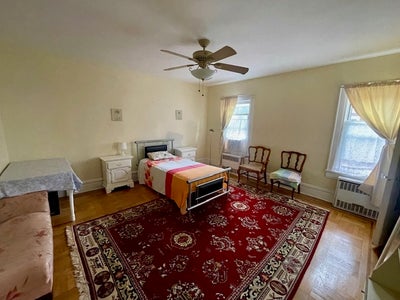 Private room in a park like setting Main Photo