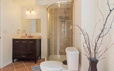 Room in a large shared homegreat neighborhoodfrie Main Photo