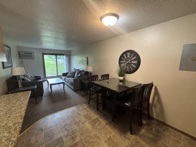 4Bed 2Bath Modern Apartment Main Photo